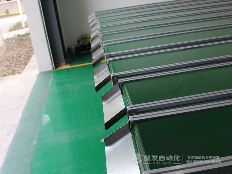 加滑料板小型升降腿皮帶輸送機(jī) 加滑料板小型升降腿皮帶輸送機(jī)