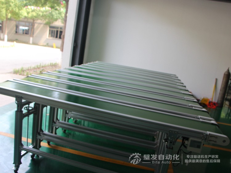 加滑料板小型升降腿皮帶輸送機(jī) 加滑料板小型升降腿皮帶輸送機(jī)