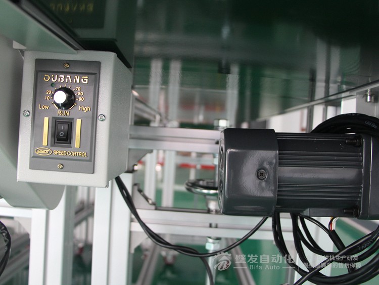 加滑料板小型升降腿皮帶輸送機(jī) 加滑料板小型升降腿皮帶輸送機(jī)