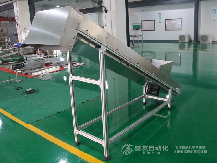 帶不銹鋼護(hù)罩裙邊擋板爬坡輸送機(jī) 帶不銹鋼護(hù)罩裙邊擋板爬坡輸送機(jī)