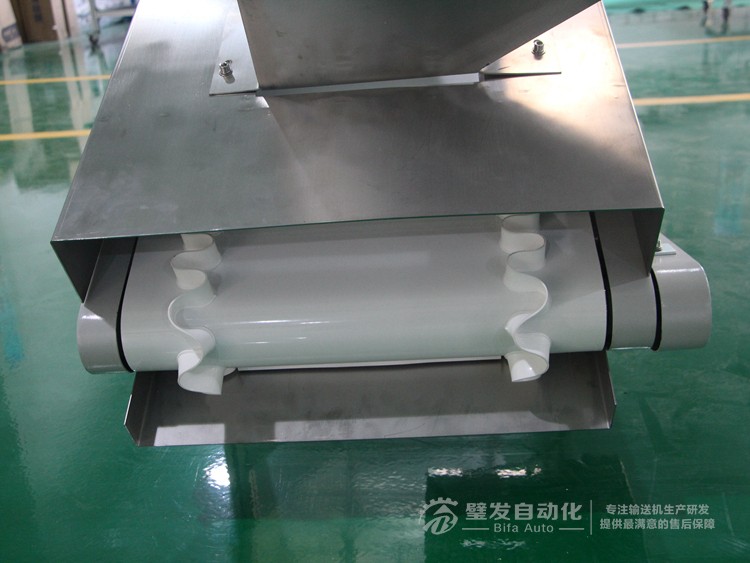 帶不銹鋼護(hù)罩裙邊擋板爬坡輸送機(jī) 帶不銹鋼護(hù)罩裙邊擋板爬坡輸送機(jī)