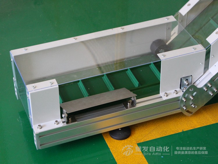 低端加平臺導條擋板上方加透明亞克力護罩爬坡皮帶輸送機