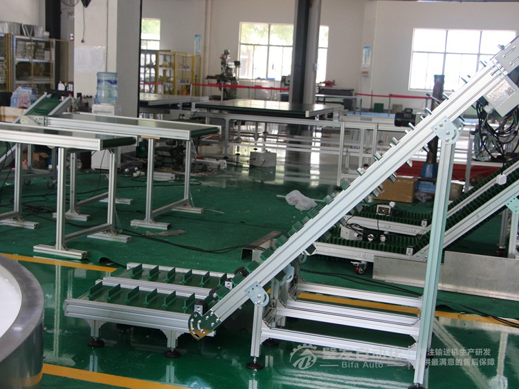 低端平臺精研電機不銹鋼擋邊料斗爬坡輸送機 低端平臺精研電機不銹鋼擋邊料斗爬坡輸送機