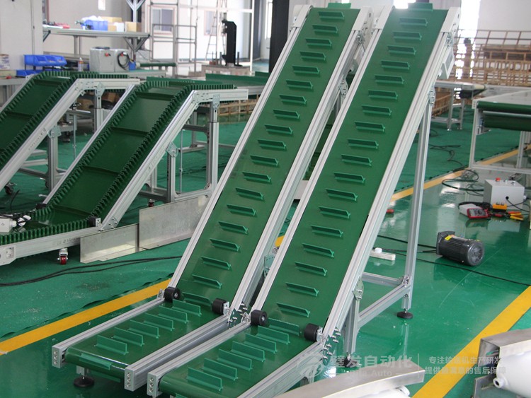 低端平臺精研電機不銹鋼擋邊料斗爬坡輸送機