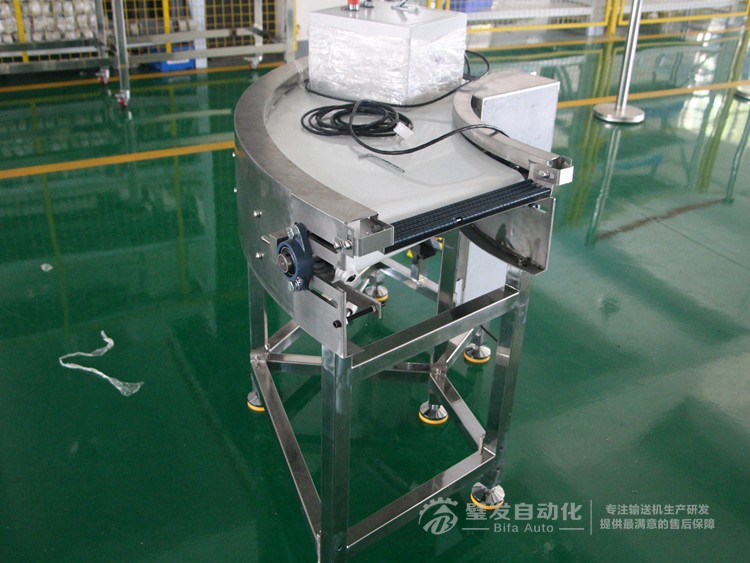 整機(jī)不銹鋼白色食品級(jí)皮帶90度轉(zhuǎn)彎?rùn)C(jī) 整機(jī)不銹鋼白色食品級(jí)皮帶90度轉(zhuǎn)彎?rùn)C(jī)