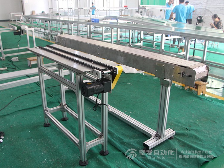 兩側(cè)加工作臺(tái)非標(biāo)鏈條輸送機(jī) 兩側(cè)加工作臺(tái)非標(biāo)鏈條輸送機(jī)