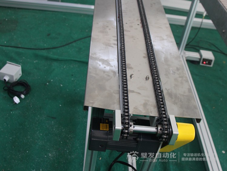 兩側(cè)加工作臺(tái)非標(biāo)鏈條輸送機(jī) 兩側(cè)加工作臺(tái)非標(biāo)鏈條輸送機(jī)