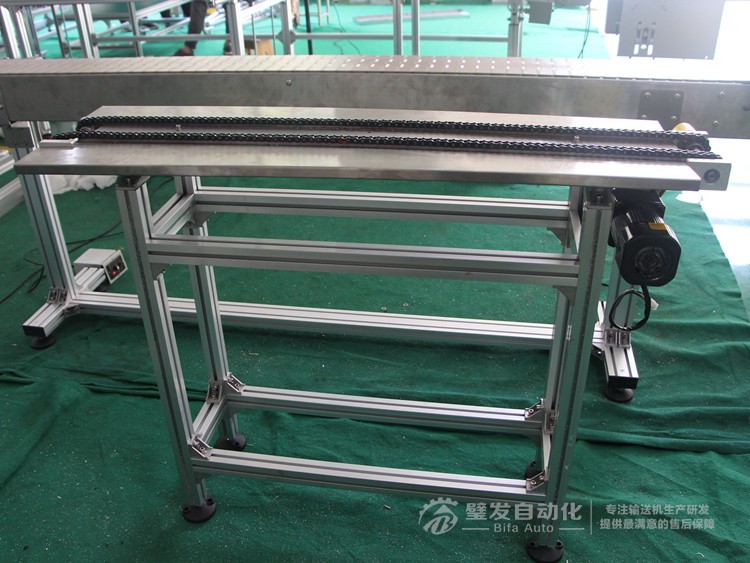 兩側(cè)加工作臺(tái)非標(biāo)鏈條輸送機(jī) 兩側(cè)加工作臺(tái)非標(biāo)鏈條輸送機(jī)