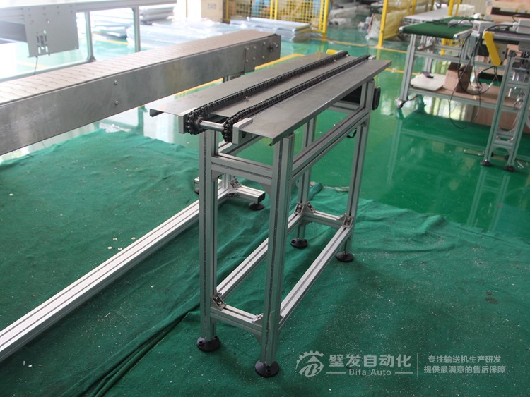 兩側(cè)加工作臺(tái)非標(biāo)鏈條輸送機(jī) 兩側(cè)加工作臺(tái)非標(biāo)鏈條輸送機(jī)