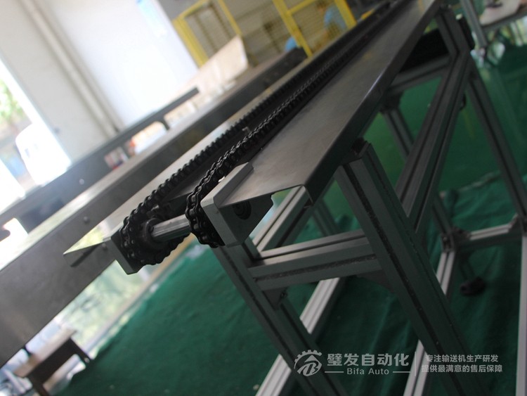 兩側(cè)加工作臺(tái)非標(biāo)鏈條輸送機(jī) 兩側(cè)加工作臺(tái)非標(biāo)鏈條輸送機(jī)